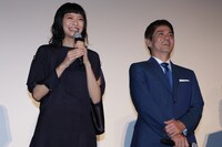 左から榮倉奈々、佐藤浩市。