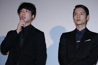 左から坂口健太郎、窪田正孝。