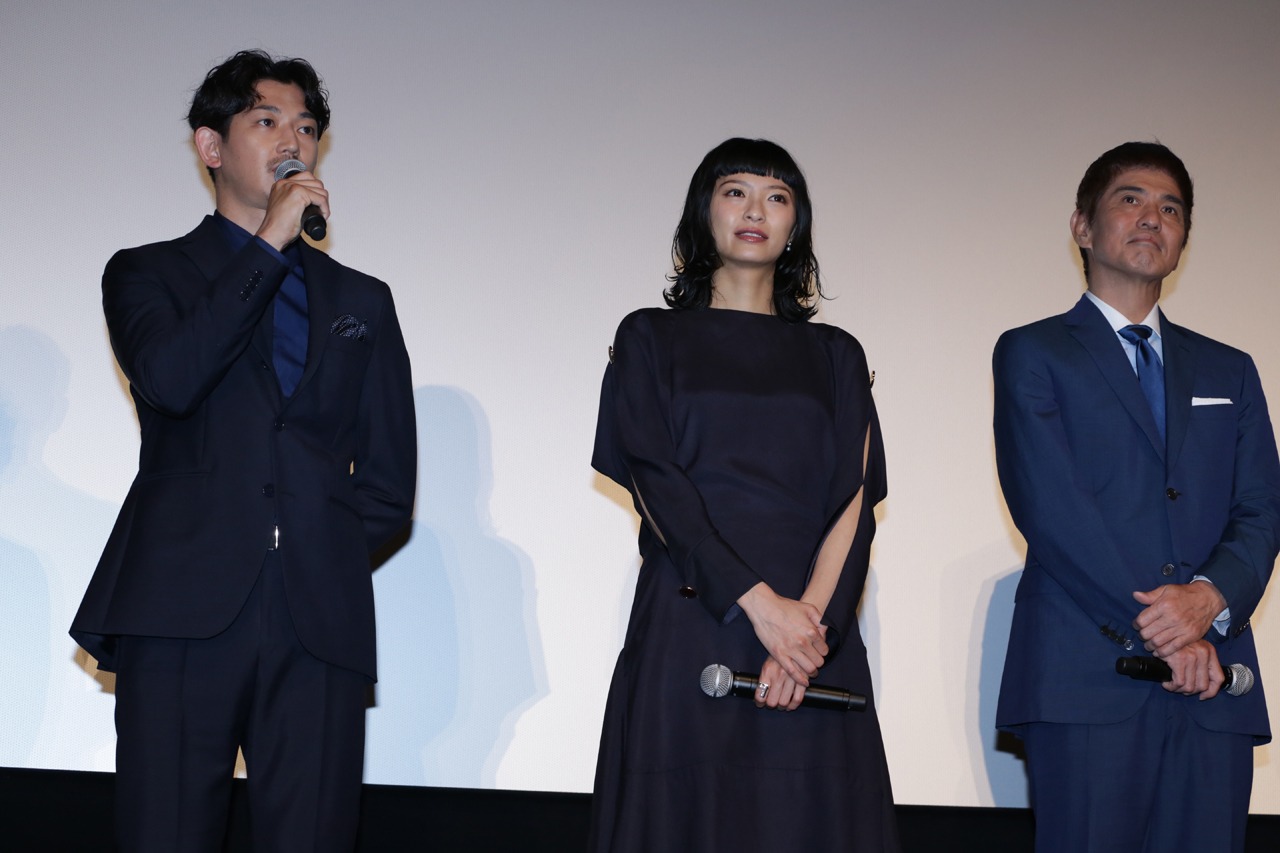 左から瑛太、榮倉奈々、佐藤浩市。