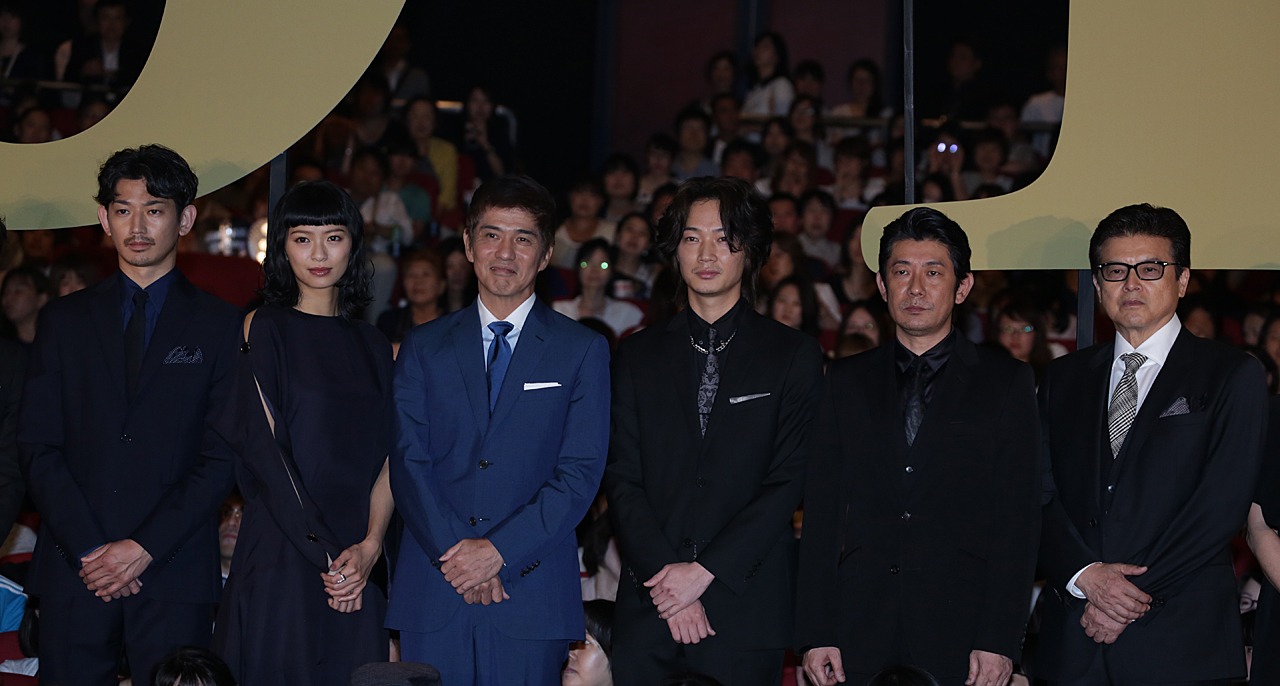 「64-ロクヨン- 後編」公開初日舞台挨拶の様子。左から瑛太、榮倉奈々、佐藤浩市、綾野剛、永瀬正敏、三浦友和。