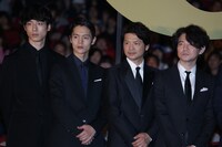 左から坂口健太郎、窪田正孝、緒形直人、吉岡秀隆