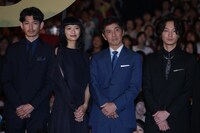 左から瑛太、榮倉奈々、佐藤浩市、綾野剛。