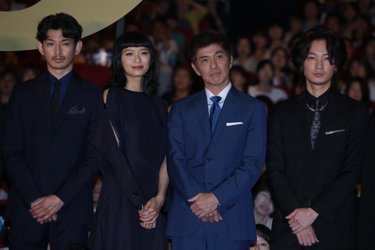 左から瑛太、榮倉奈々、佐藤浩市、綾野剛。