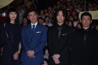 左から榮倉奈々、佐藤浩市、綾野剛、永瀬正敏。