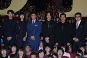 左から瑛太、榮倉奈々、佐藤浩市、綾野剛、永瀬正敏、三浦友和。