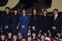 左から瑛太、榮倉奈々、佐藤浩市、綾野剛、永瀬正敏、三浦友和。