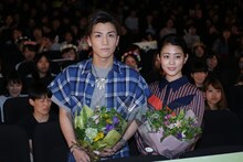 「植物図鑑 運命の恋、ひろいました」大ヒット御礼イベントの様子。左から岩田剛典、高畑充希。