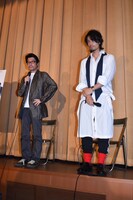 左から阪本順治、斎藤工。