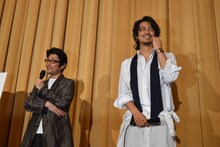 左から阪本順治、斎藤工。