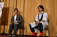 左から阪本順治、斎藤工。