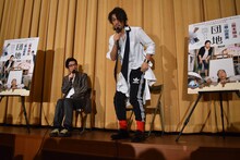 下着事情に付いて詳しく話す斎藤工（右）。