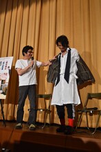 阪本順治（左）が原田芳雄の形見分けとしてもらったジャケットを試着するも、「あげたんじゃないんだから返してよ！」と言われた斎藤工（右）。