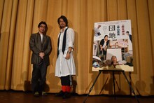 左から阪本順治、斎藤工。