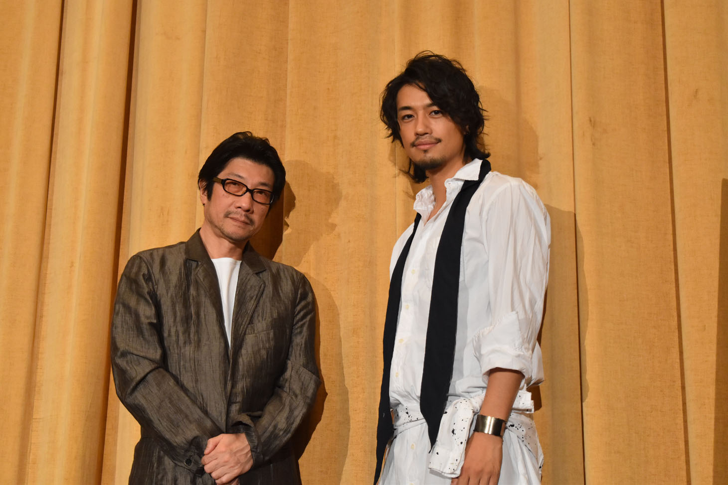 左から阪本順治、斎藤工。