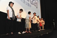「サブイボマスク」公開初日舞台挨拶の様子。