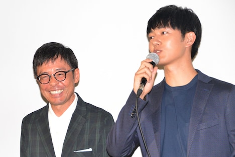 光石研（左）の言葉を受け、「真面目だけが取り柄」と語る工藤阿須加（右）。