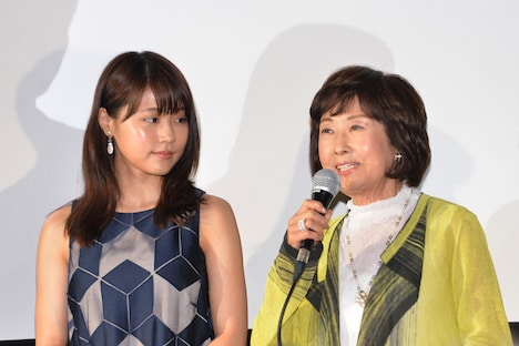 吉行和子（右）の言葉に真剣に耳を傾ける有村架純（左）。