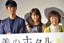 「夏美のホタル」公開初日舞台挨拶にて、左から工藤阿須加、有村架純、吉行和子。