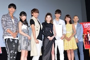 「白鳥麗子でございます!THE MOVIE」公開初日舞台挨拶にて、左から吉原雅斗、上野優華、小林豊、河北麻友子、水野勝、久松郁実、久万真路。