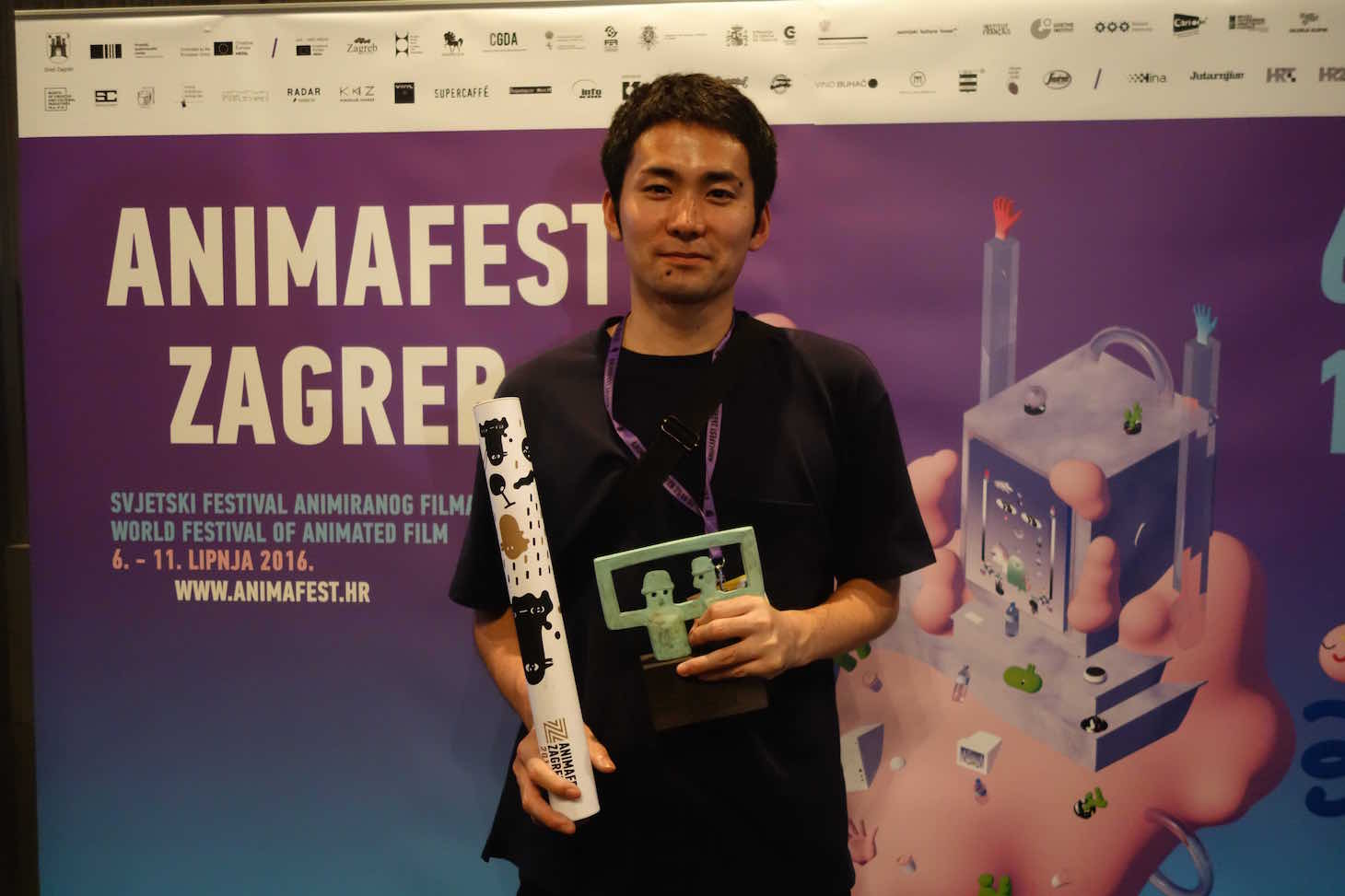 ザグレブ国際アニメーション映画祭にて、「水準原点」でゴールデンザグレブ賞を受賞した折笠良。（撮影 / 土居伸彰）