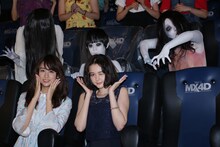 「貞子vs伽椰子」公開直前イベントの様子。下段左から山本美月、玉城ティナ。上段左から貞子、俊雄、伽椰子。