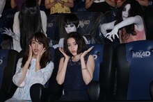 下段左から山本美月、玉城ティナ。上段左から貞子、俊雄、伽椰子。