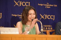 英語で挨拶する二階堂ふみ。