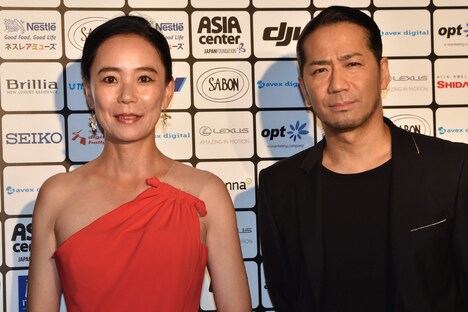 左から河瀬直美、HIRO。