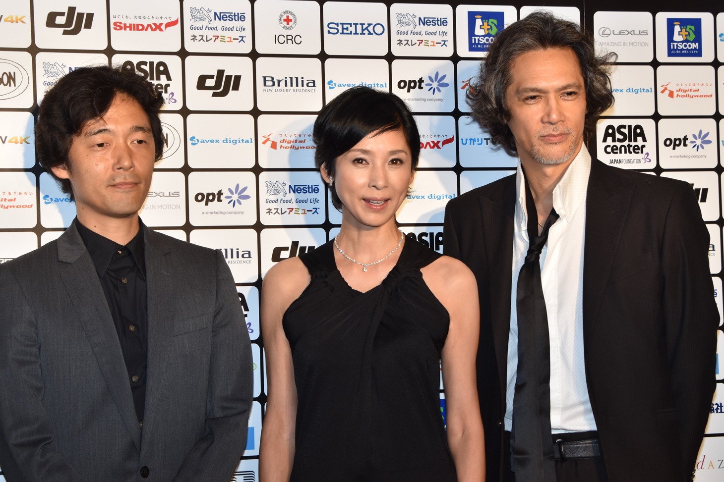 左から佐藤信介、黒木瞳、加藤雅也。