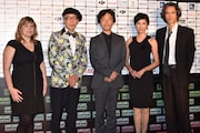 左からクローデット・ゴッドフリー、テリー伊藤、佐藤信介、黒木瞳、加藤雅也。