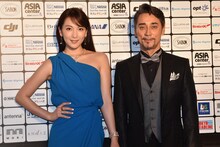 左から知英、クリス・ペプラー。