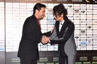 別所哲也（左）と斎藤工（右）。