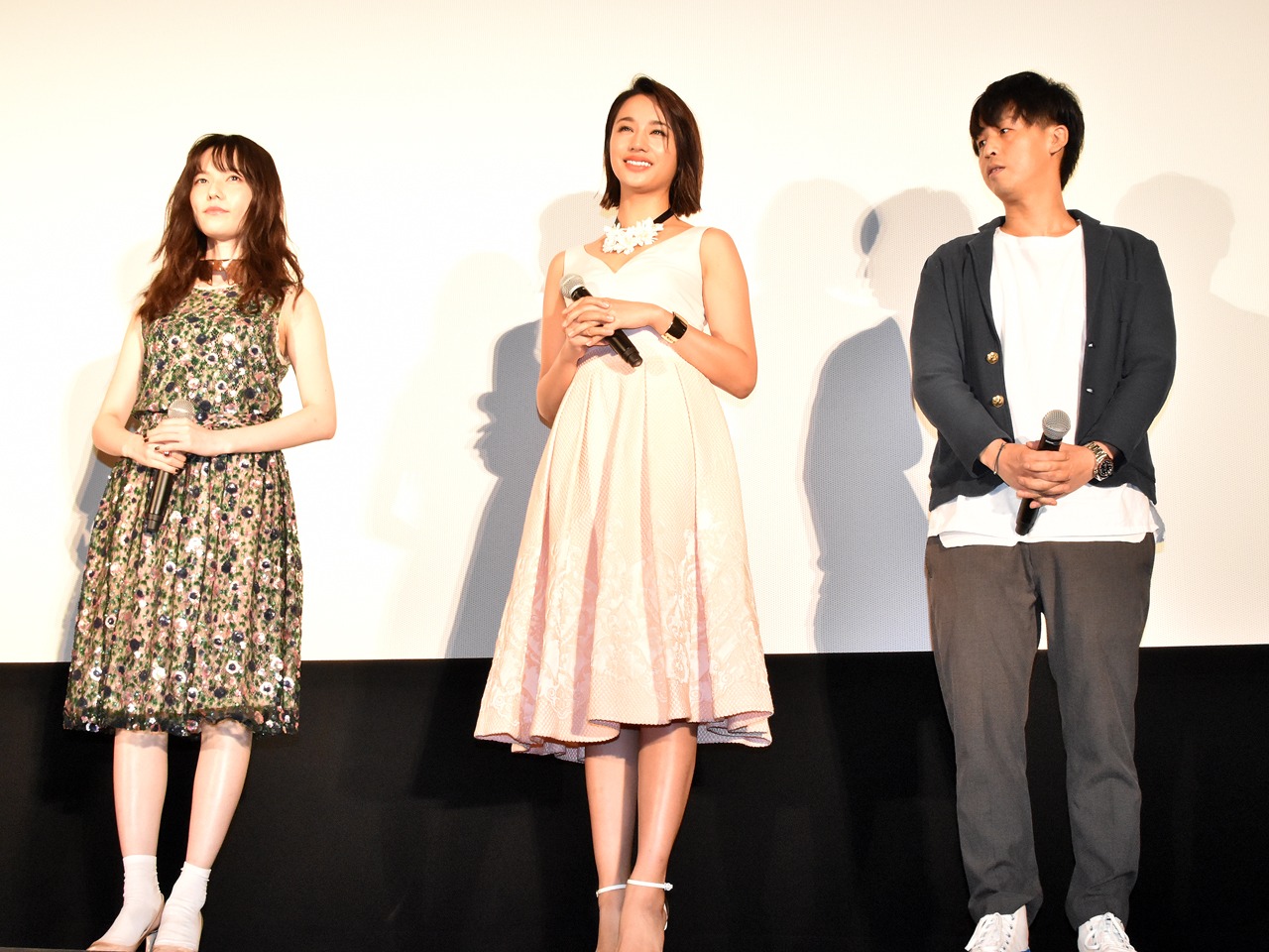 「ホーンテッド・キャンパス」の完成披露試写会より、左から島崎遥香、高橋メアリージュン、竹本聡志。