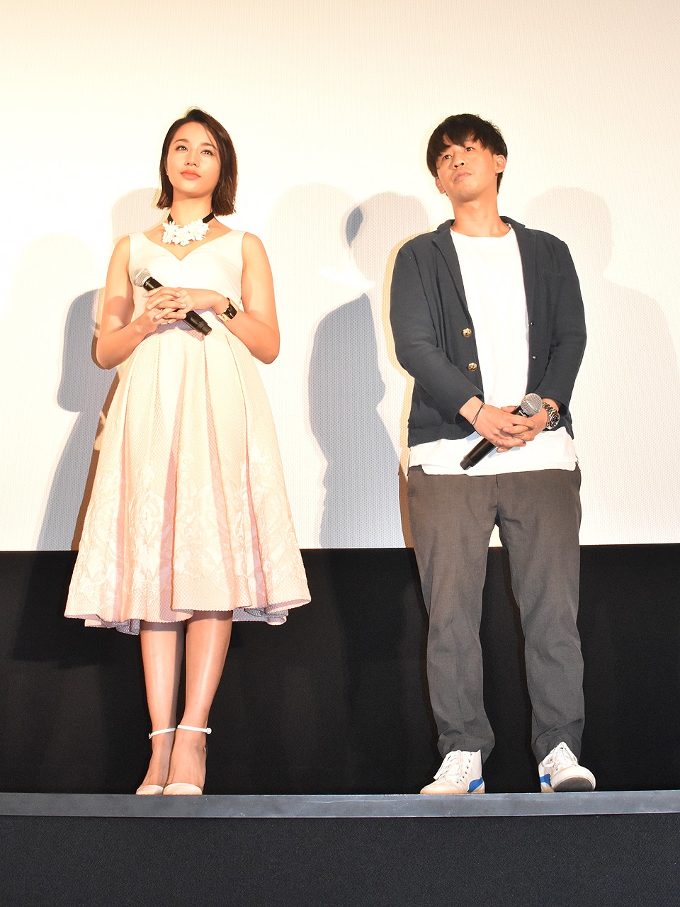 「ホーンテッド・キャンパス」の完成披露試写会より、高橋メアリージュン（左）と竹本聡志（右）。