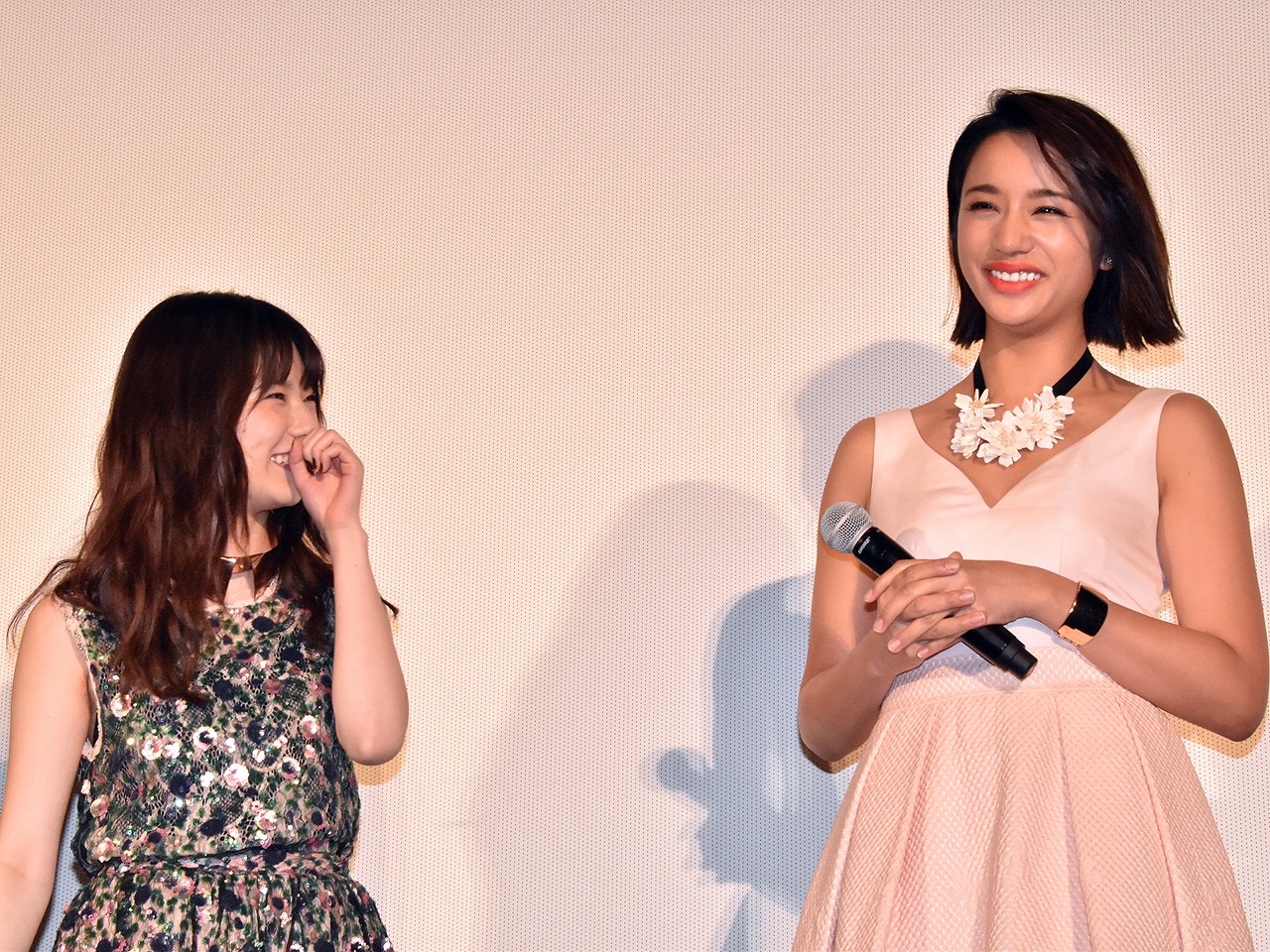 島崎遥香（左）と高橋メアリージュン（右）。