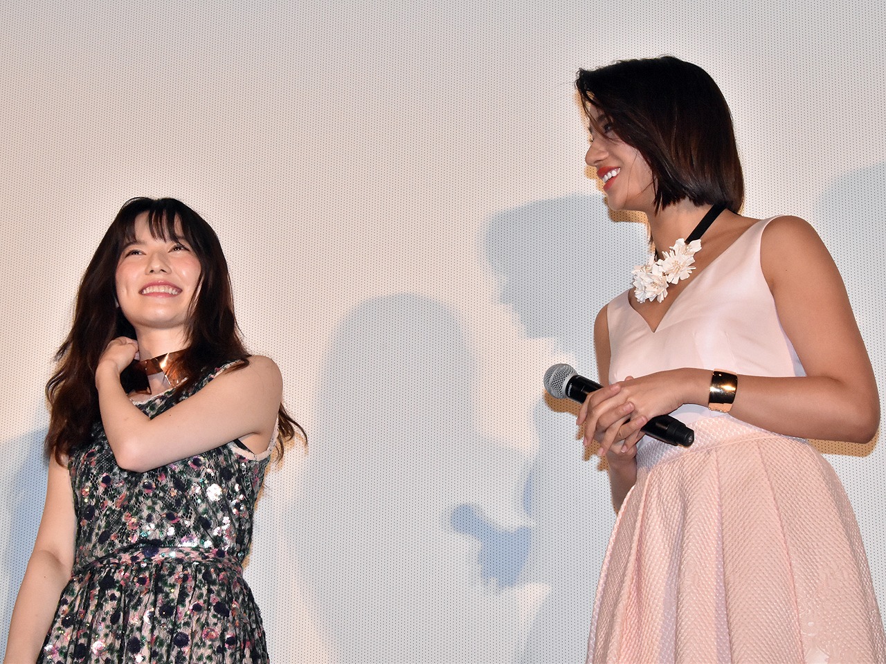 「ホーンテッド・キャンパス」の完成披露試写会より、島崎遥香（左）と高橋メアリージュン（右）。