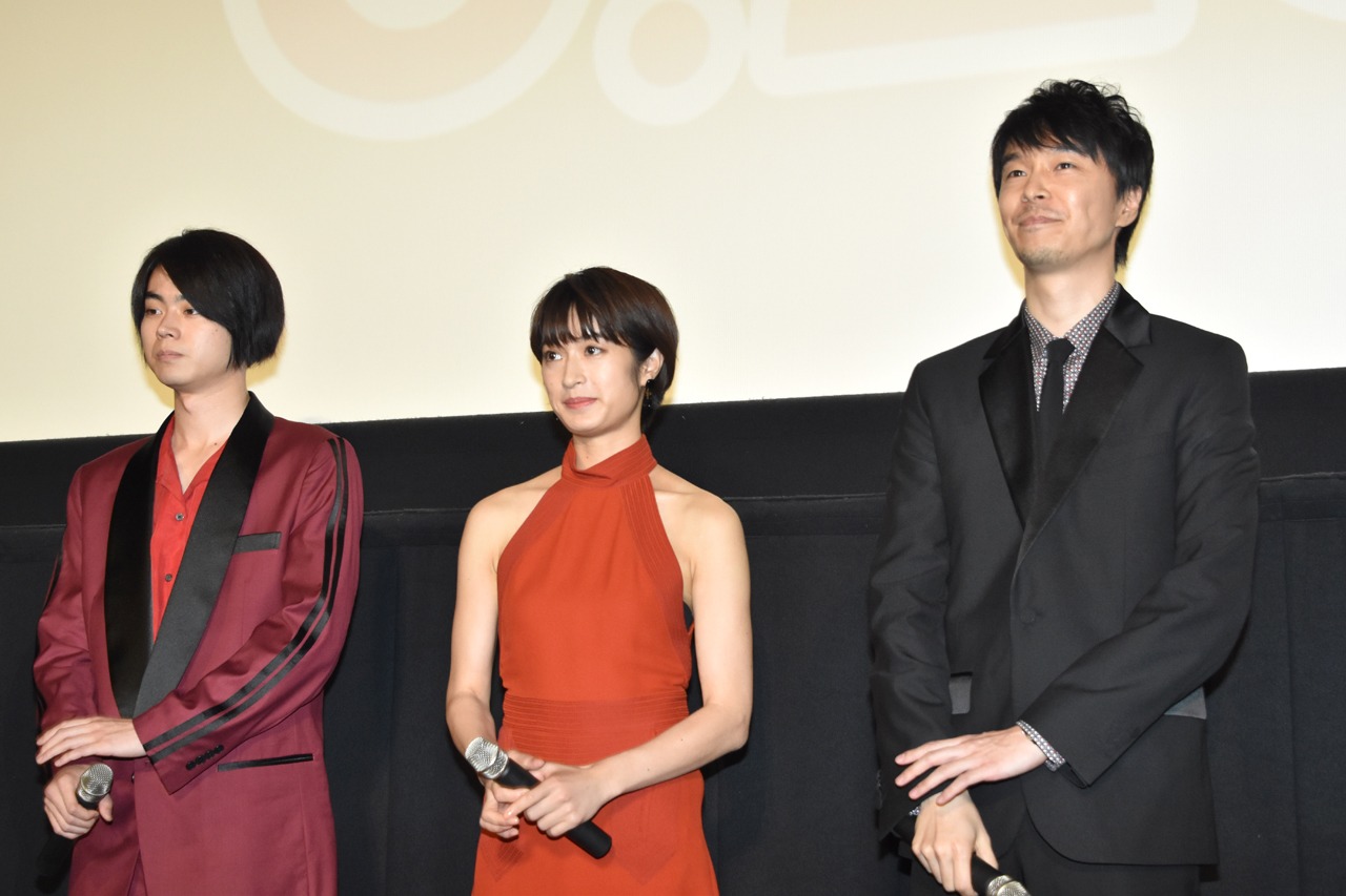 「二重生活」完成披露の様子。