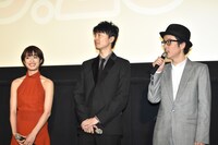 「二重生活」完成披露の様子。