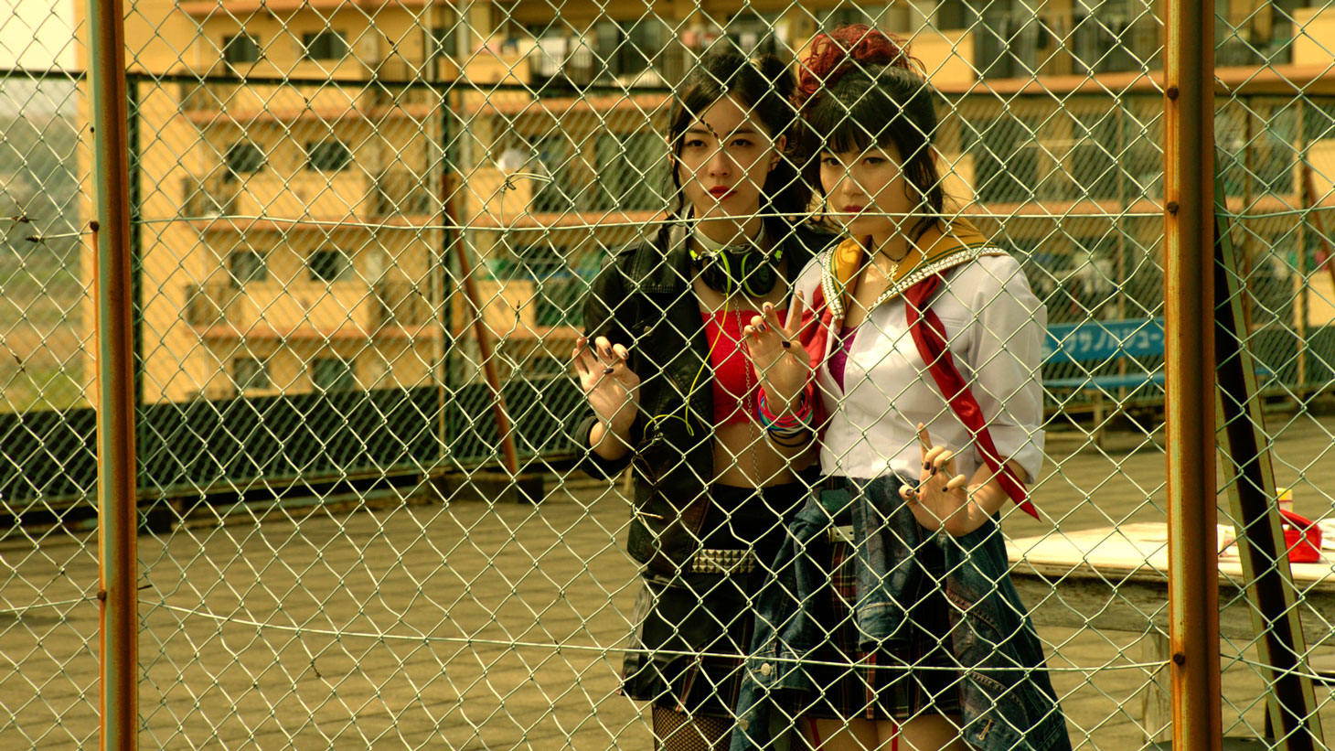 「CROW'S BLOOD」より、左から松井珠理奈、横山由依。