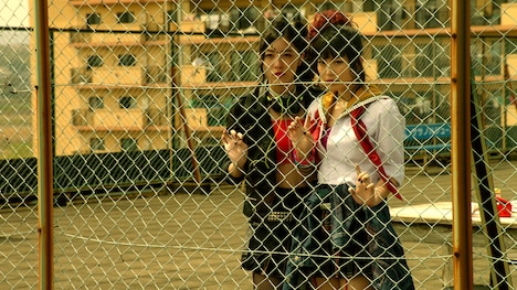 「CROW'S BLOOD」より、左から松井珠理奈、横山由依。