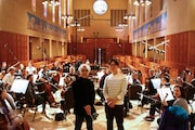 中央左から「怒り」の音楽を担当する坂本龍一、監督の李相日。