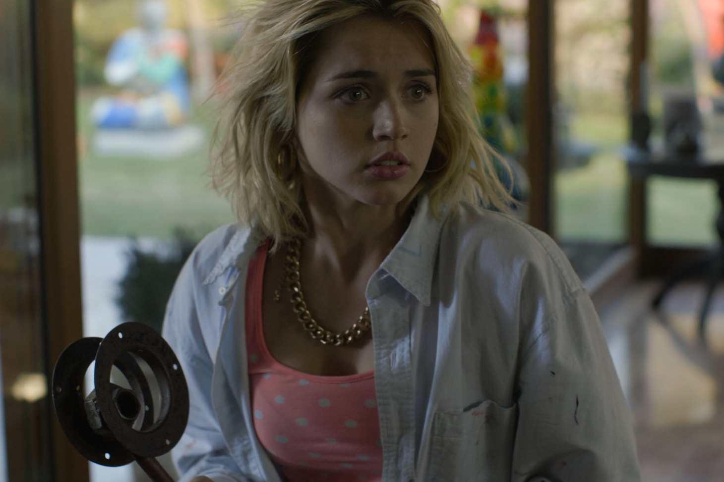 「ノック・ノック」より、アナ・デ・アルマス。(c)2014 Camp Grey Productions LLC