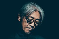 「怒り」の音楽を担当する坂本龍一。