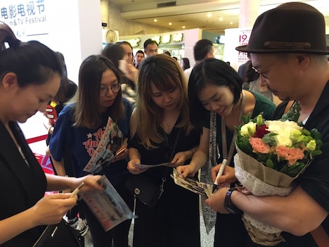 「セトウツミ」上映後にファンに囲まれる大森立嗣(右)。