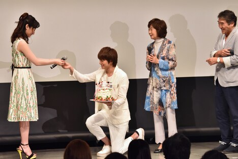 片膝で武田梨奈（左）にフォークを渡す小林豊（中央左）。