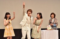 サプライズが成功して喜ぶ小林豊（中央左）。