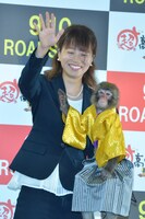 芸を披露する猿の菊千代。