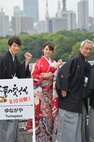 左から佐々木蔵之介、深田恭子、西村雅彦。