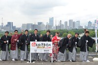 「超高速！参勤交代 リターンズ」完成報告会見にて、左から本木克英、陣内孝則、寺脇康文、伊原剛志、佐々木蔵之介、深田恭子、西村雅彦、六角精児、柄本時生。