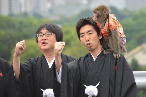 左から六角精児、猿の菊千代を肩に乗せる柄本時生。